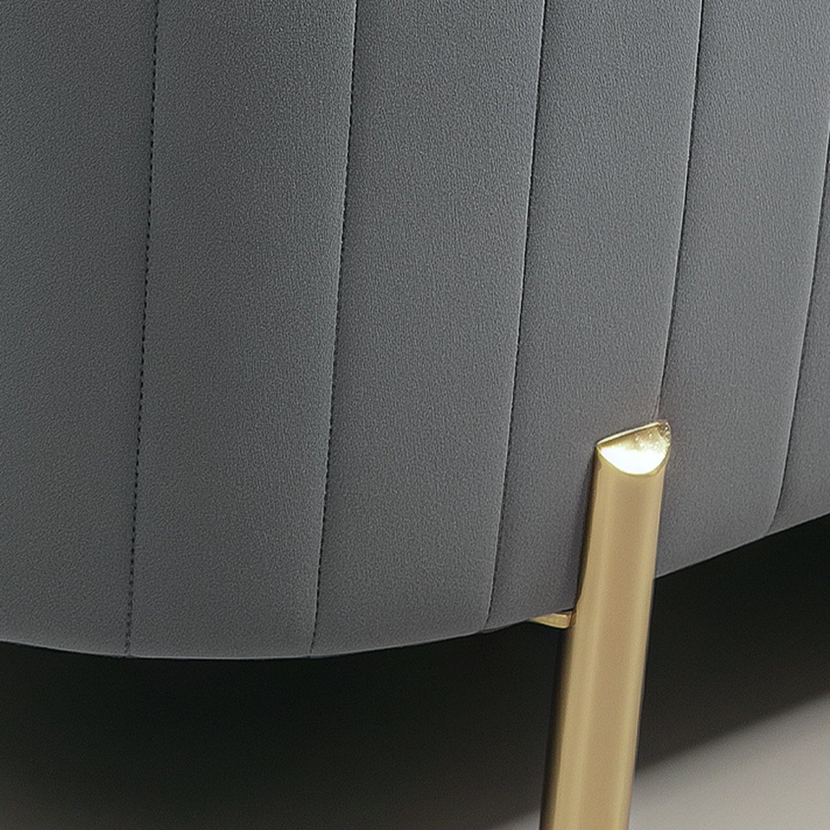 Détail des cannelures du velours gris et d'un pied doré de Sillon