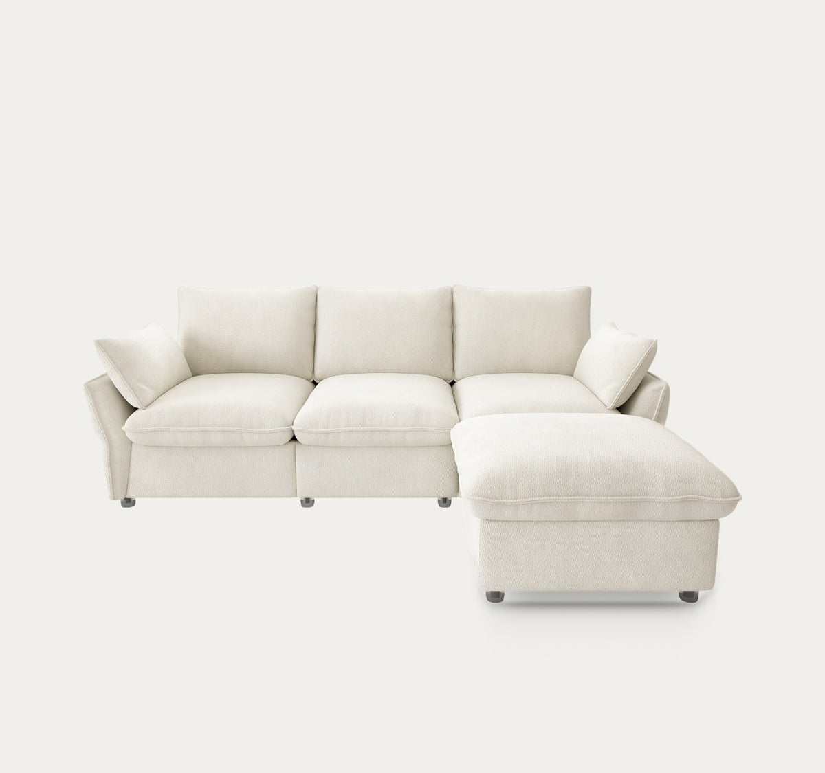 Albane en Beige crème vu de face, le pouf à droite, sur fond clair