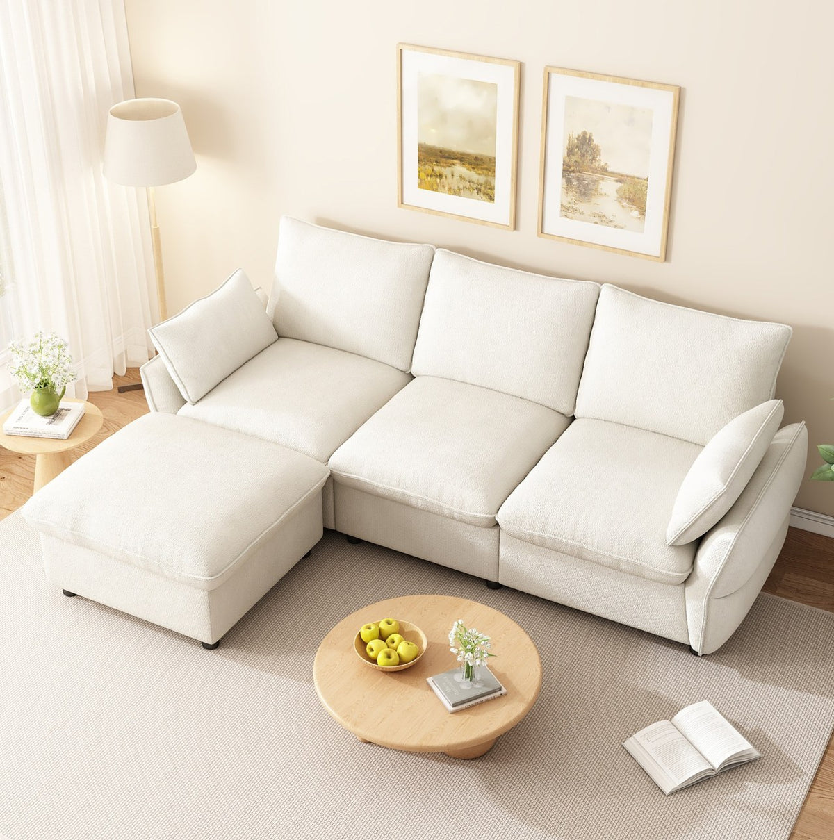 Albane en Beige crème dans un salon, devant une table basse ronde