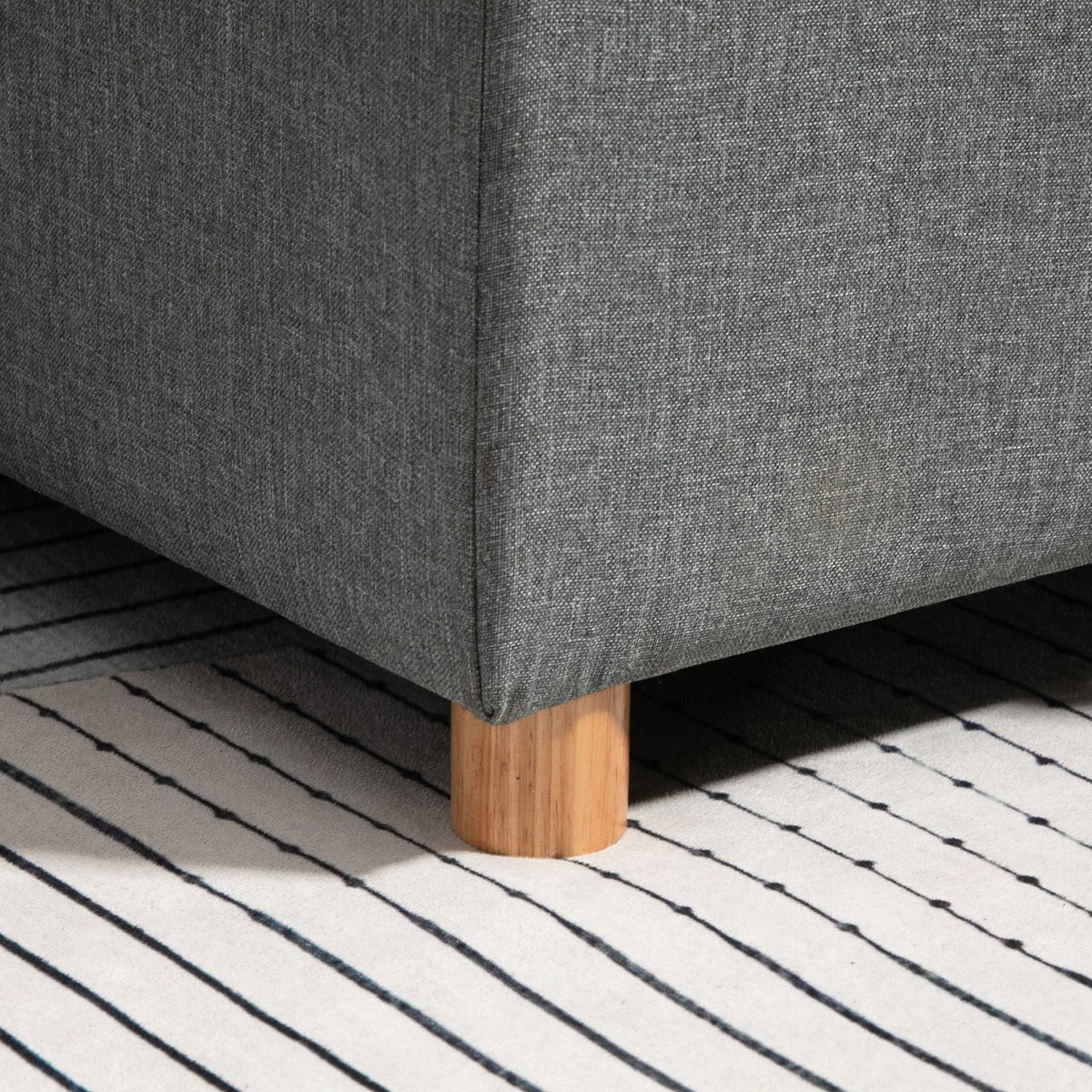 Détail d’un pied en bois et du tissu effet lin d’Embrun