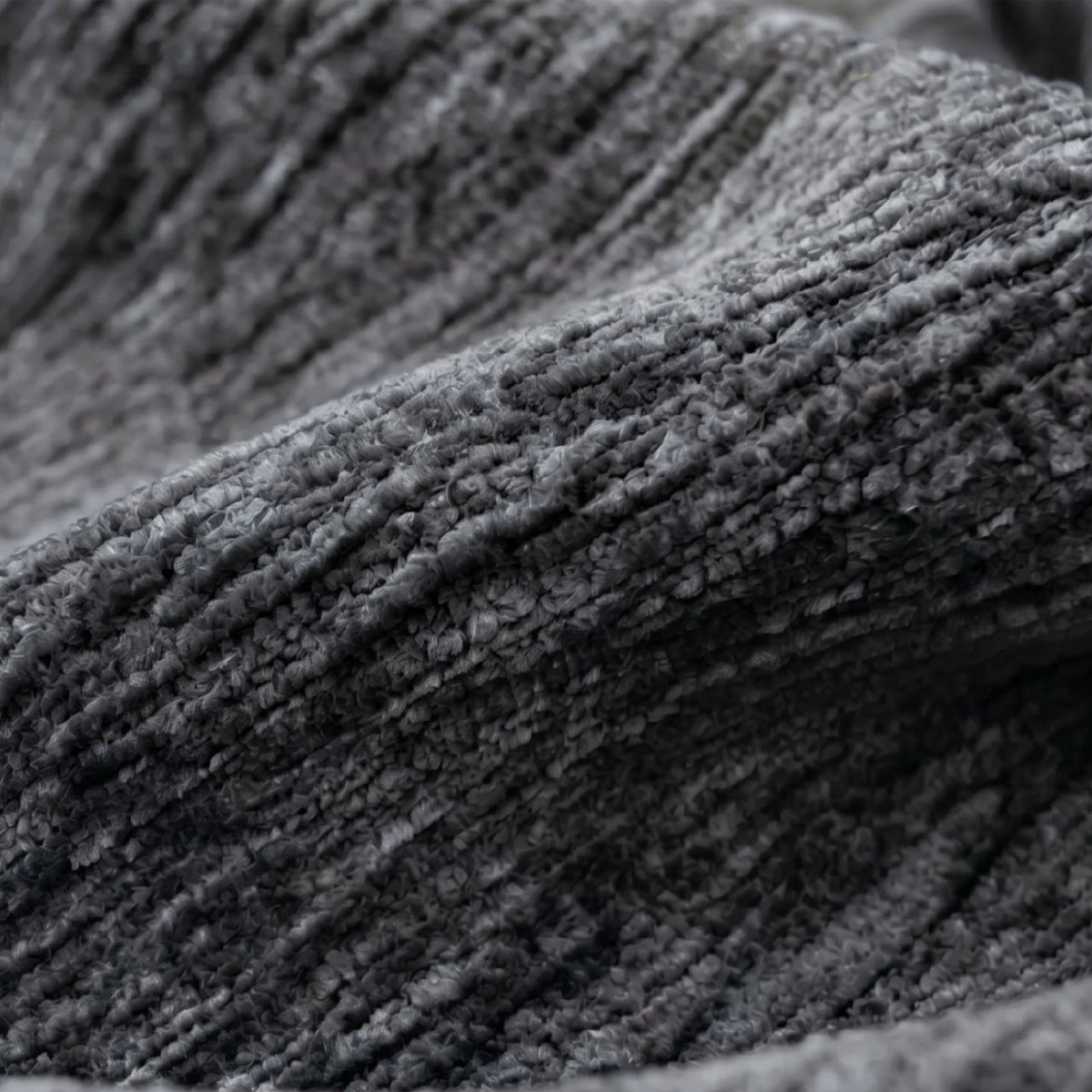 Détail de la chenille texturée gris ardoise d'Archipel
