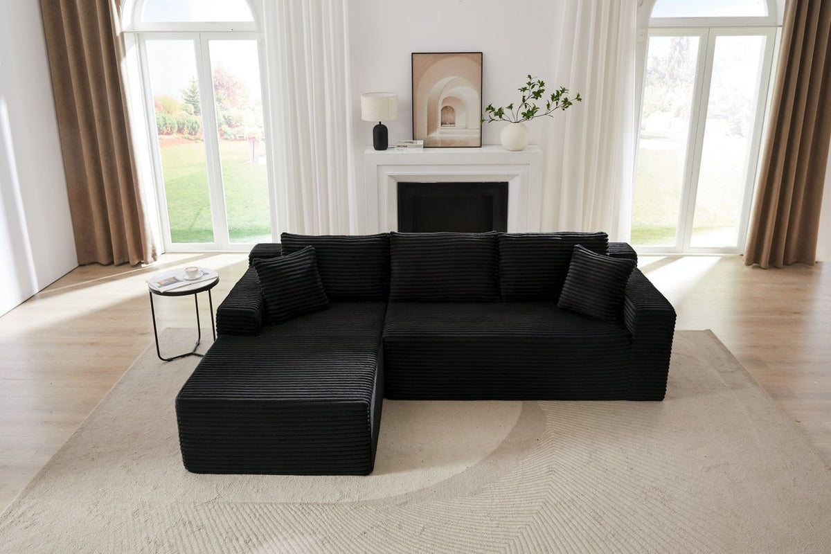 Rivage en Noir dans un salon blanc, devant une cheminée
