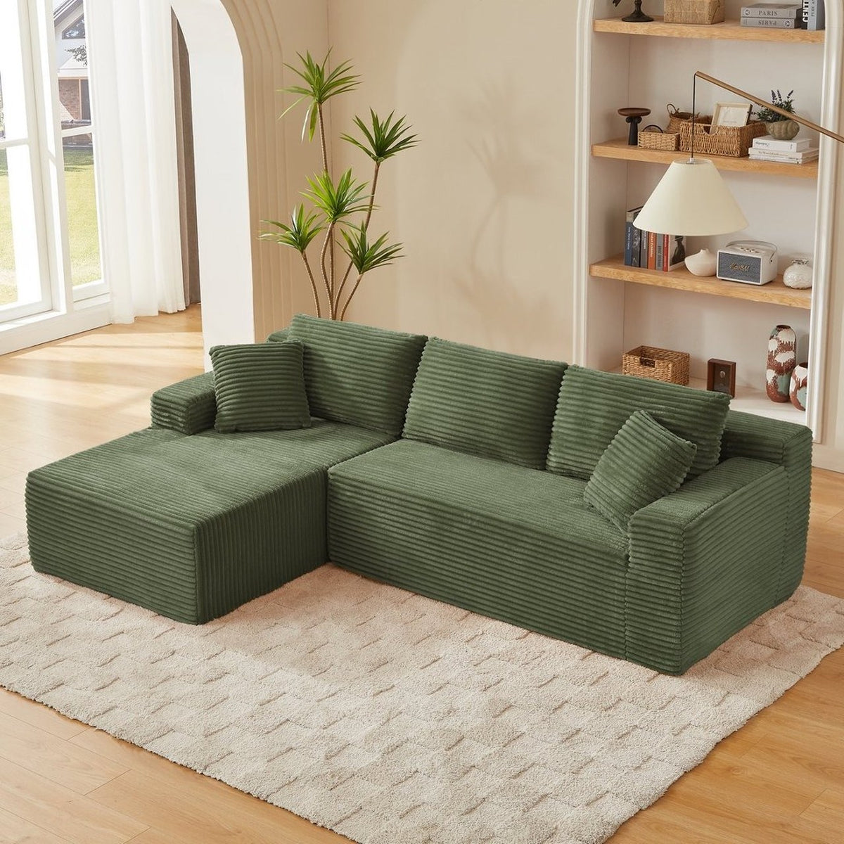 Rivage en Vert olive vu de trois quarts dans un salon