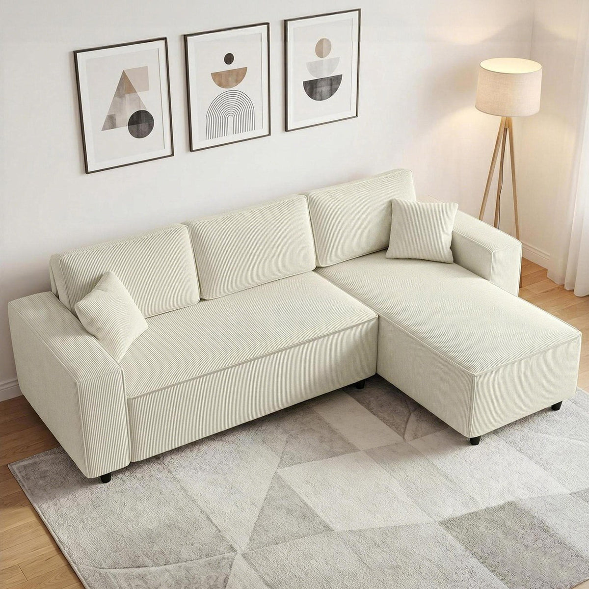 Ambre en Crème coton dans un salon clair, sur un tapis gris