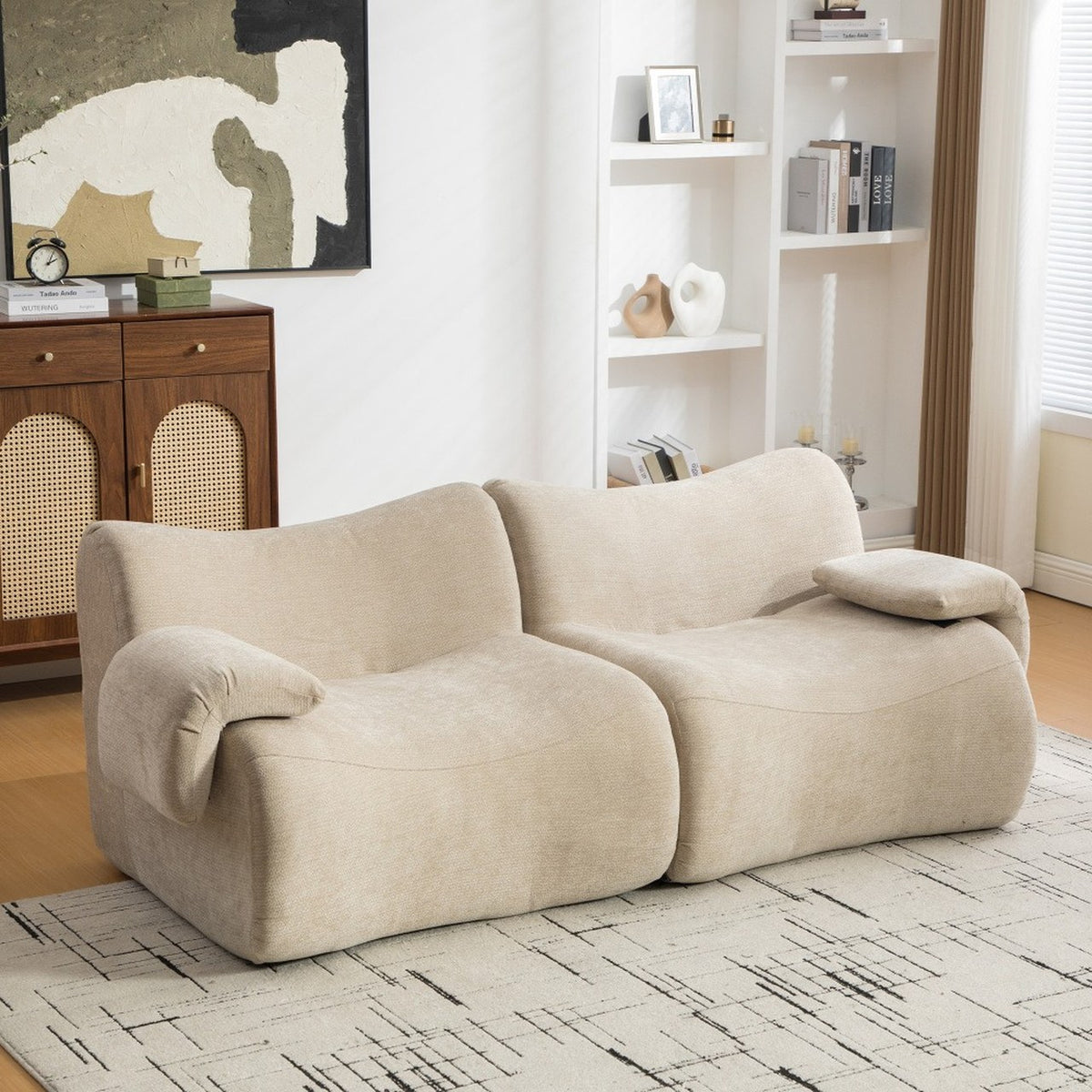 Nuée en Beige sable dans un salon, sous un tableau