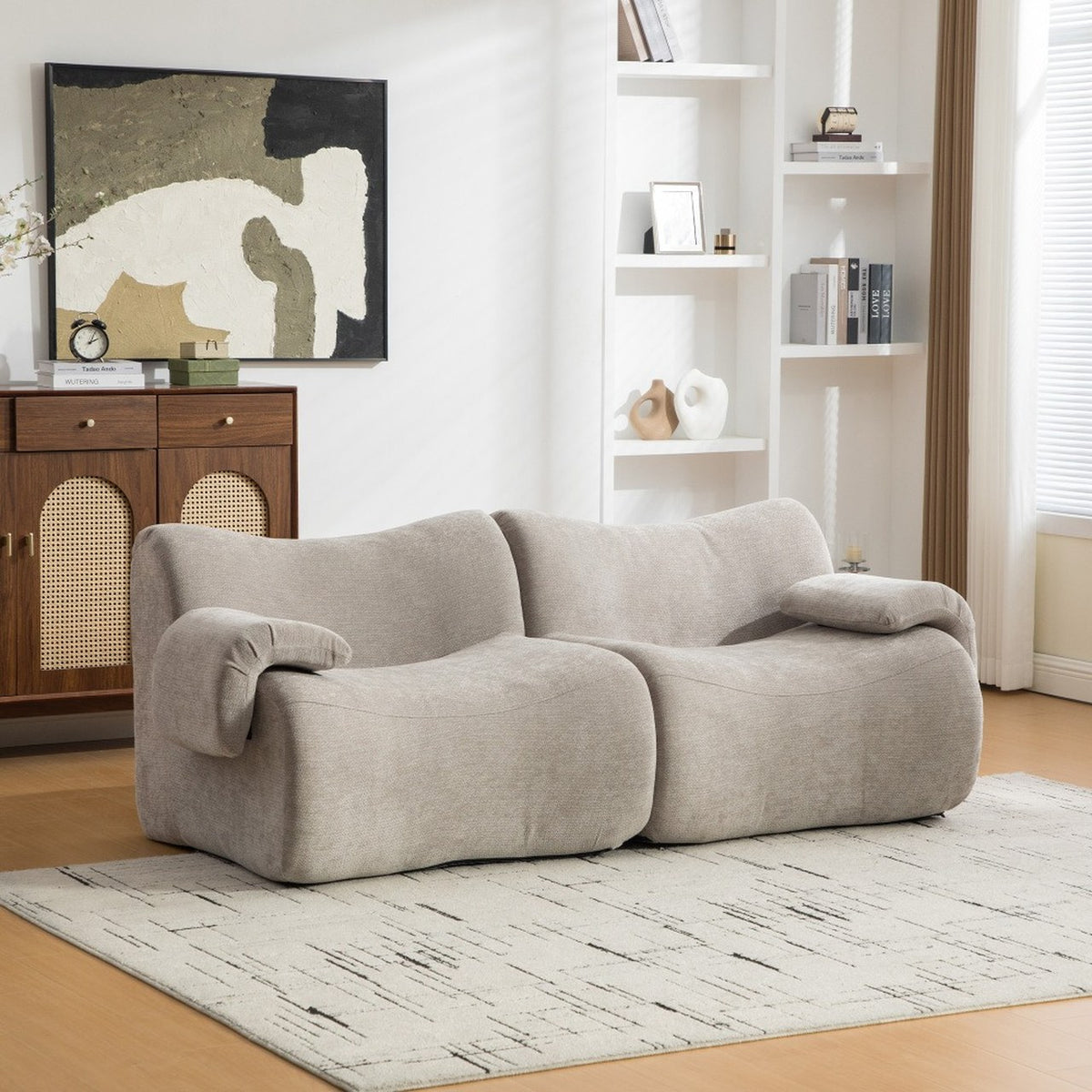 Nuée en Gris taupe dans un salon, sous un tableau