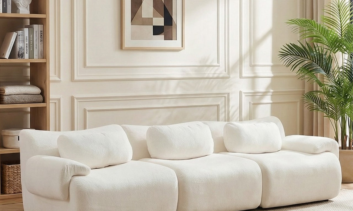 Cumulus en Blanc crème dans un salon clair, devant un tableau