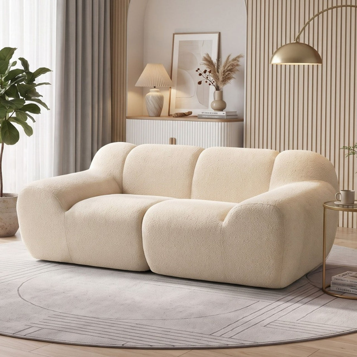 Nimbe en Beige dans un salon, devant une lampe