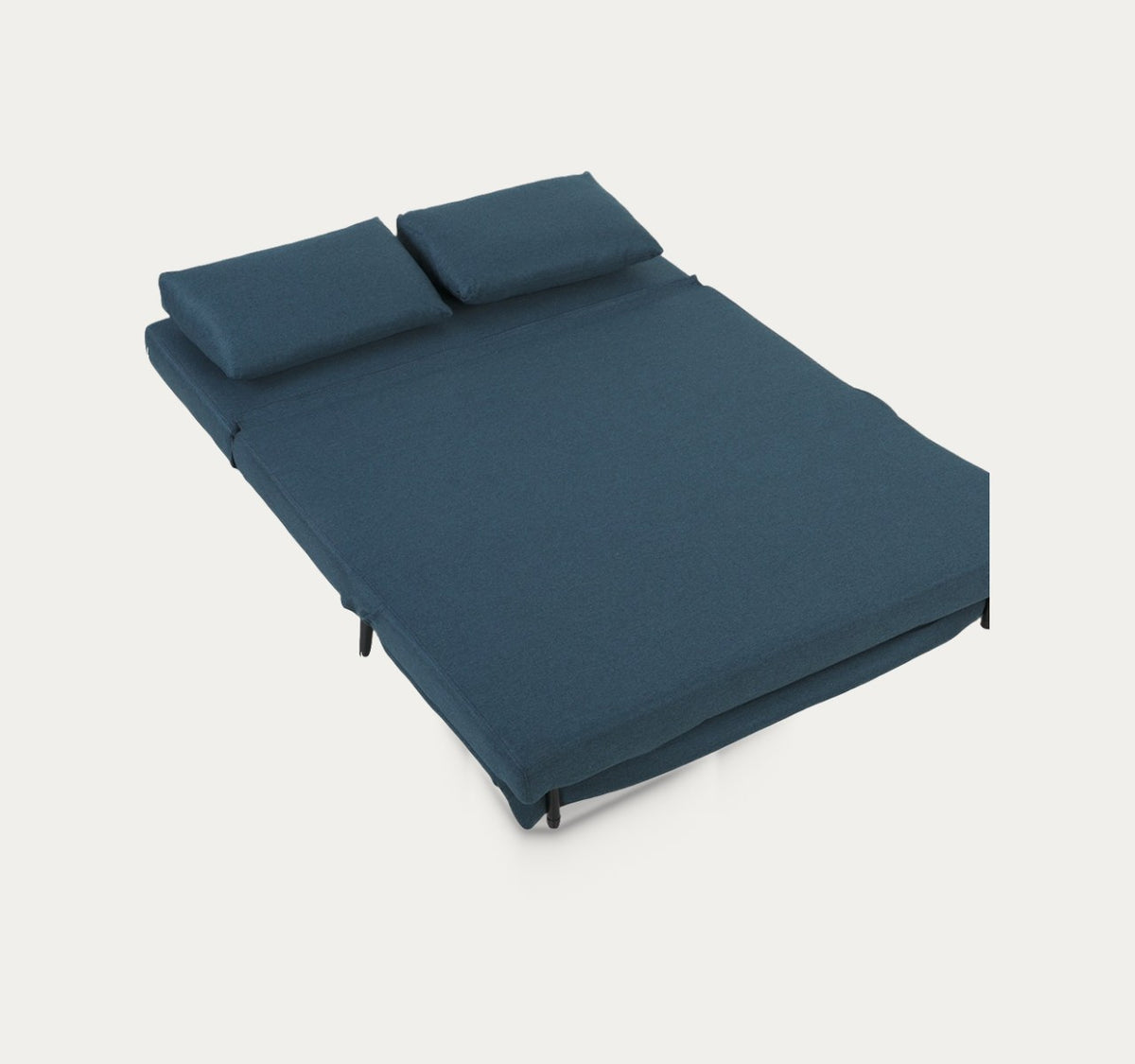 Azur en Bleu déplié en lit, sur fond clair