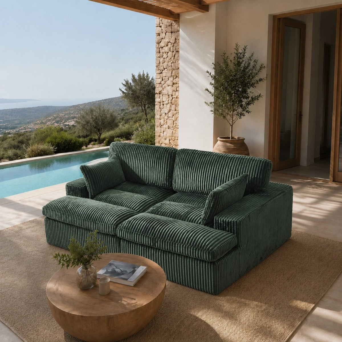 Lierre en Vert forêt sur une terrasse couverte, au bord d’une piscine