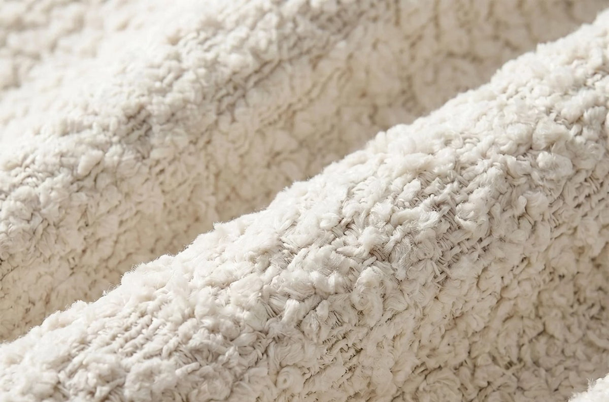 Détail de la chenille bouclée d'Opaline, Blanc coquille d'œuf