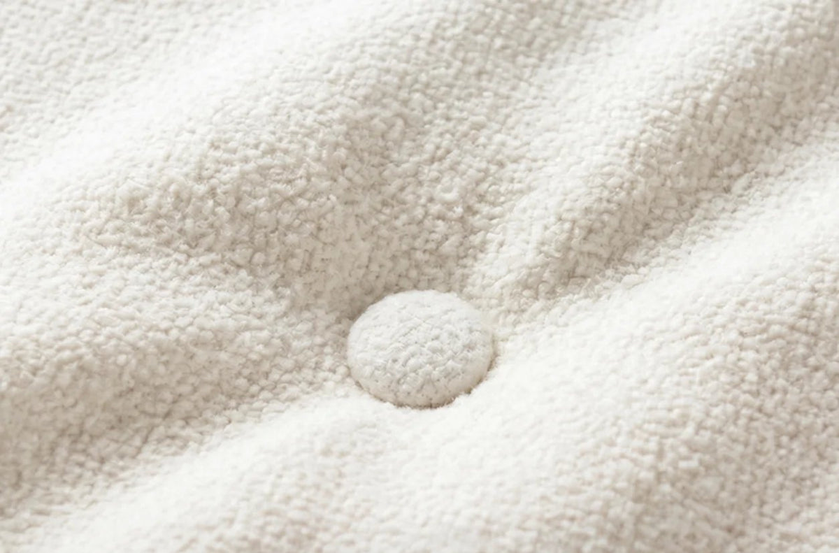 Détail d'un capiton et de son bouton, chenille Blanc chantilly