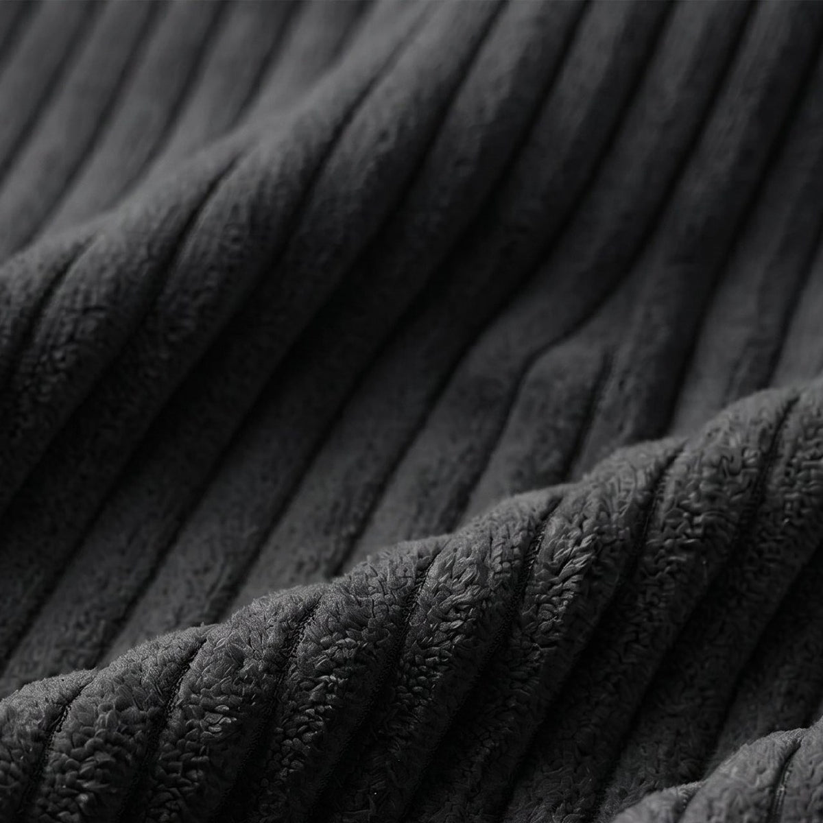 Détail du velours côtelé noir d’Héloïse