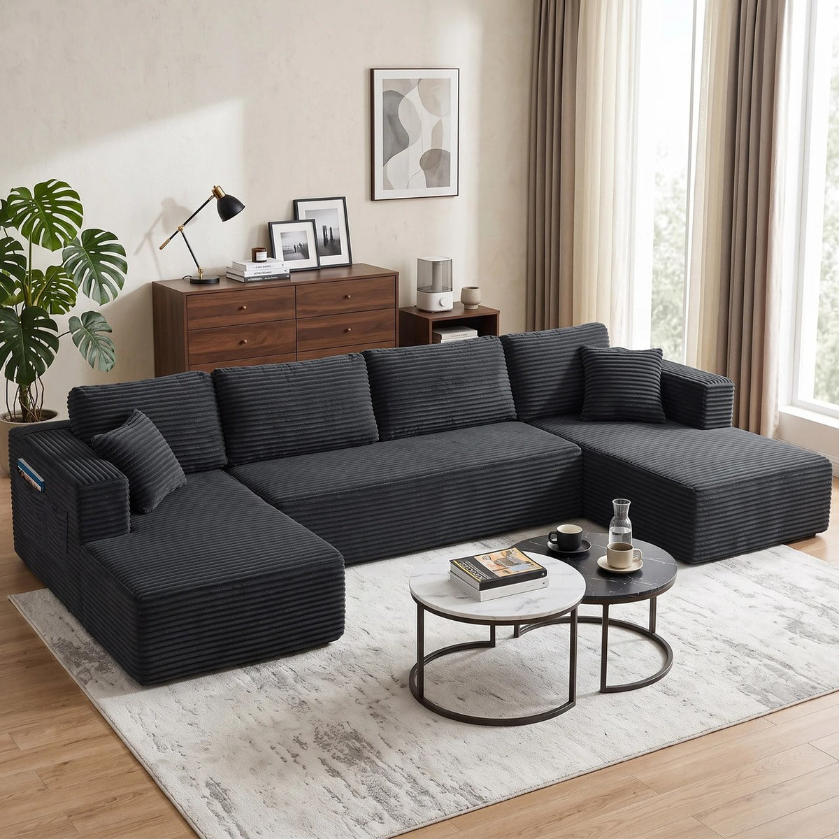 Baie en Gris anthracite dans un grand salon clair, autour d'une table basse
