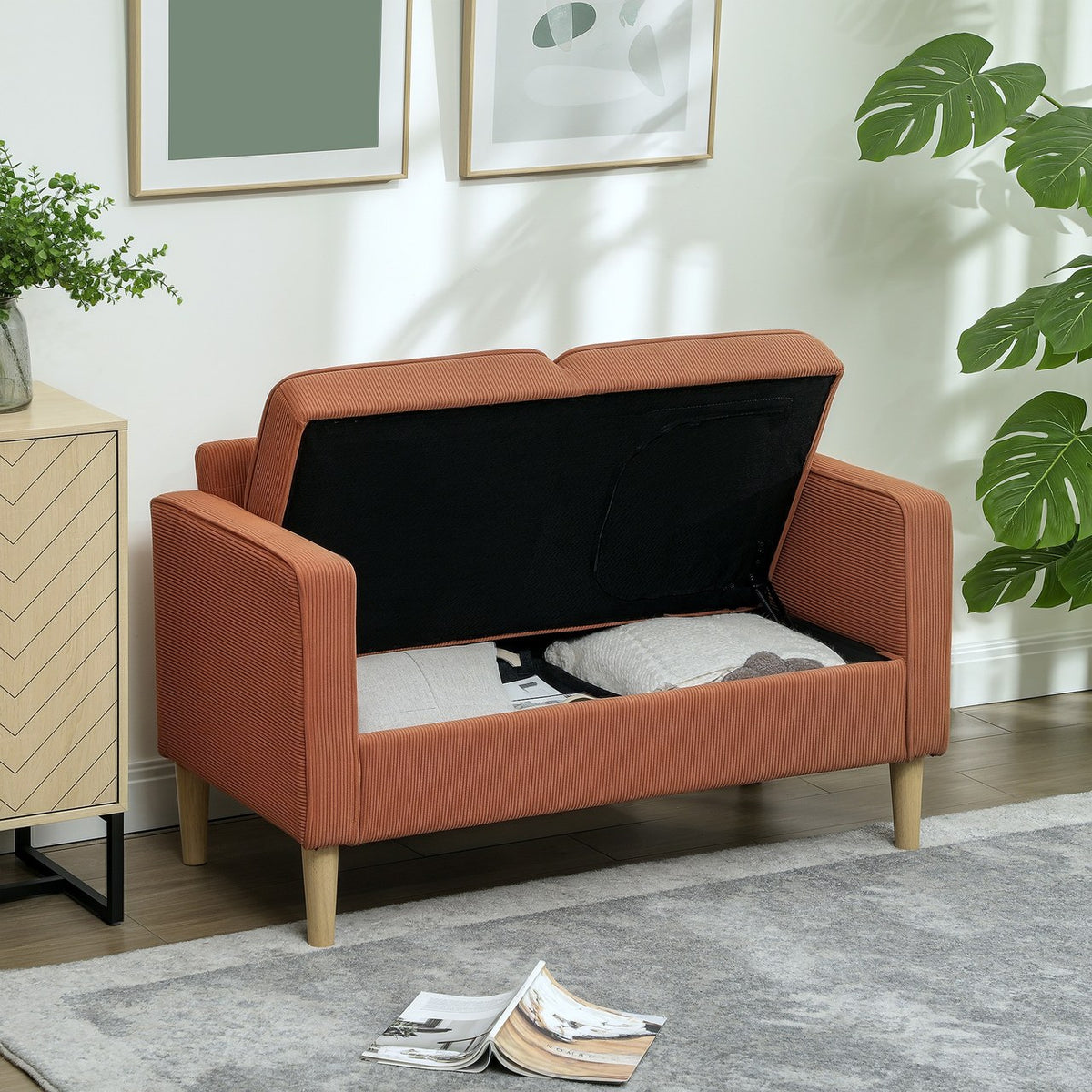 Garance en Terracotta, coffre ouvert, dans une pièce claire