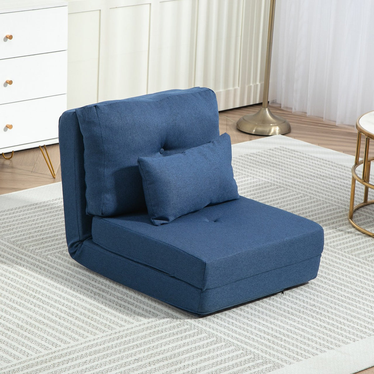 Escale en Bleu nuit dans une chambre claire, sur un tapis