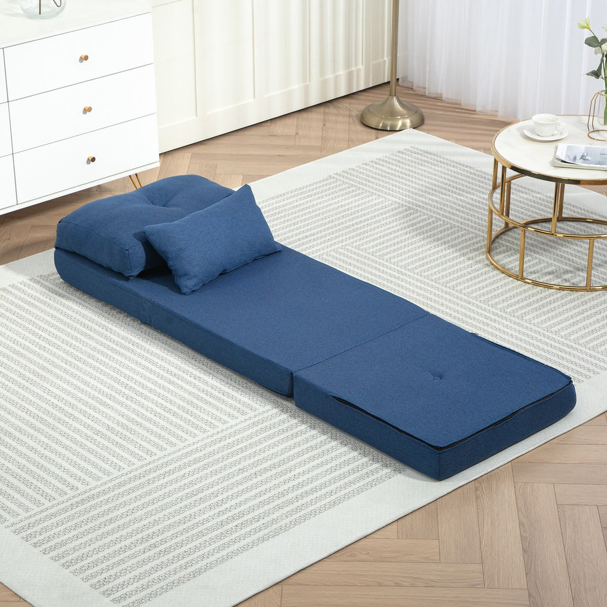 Escale dépliée en couchage sur un tapis clair, Bleu nuit