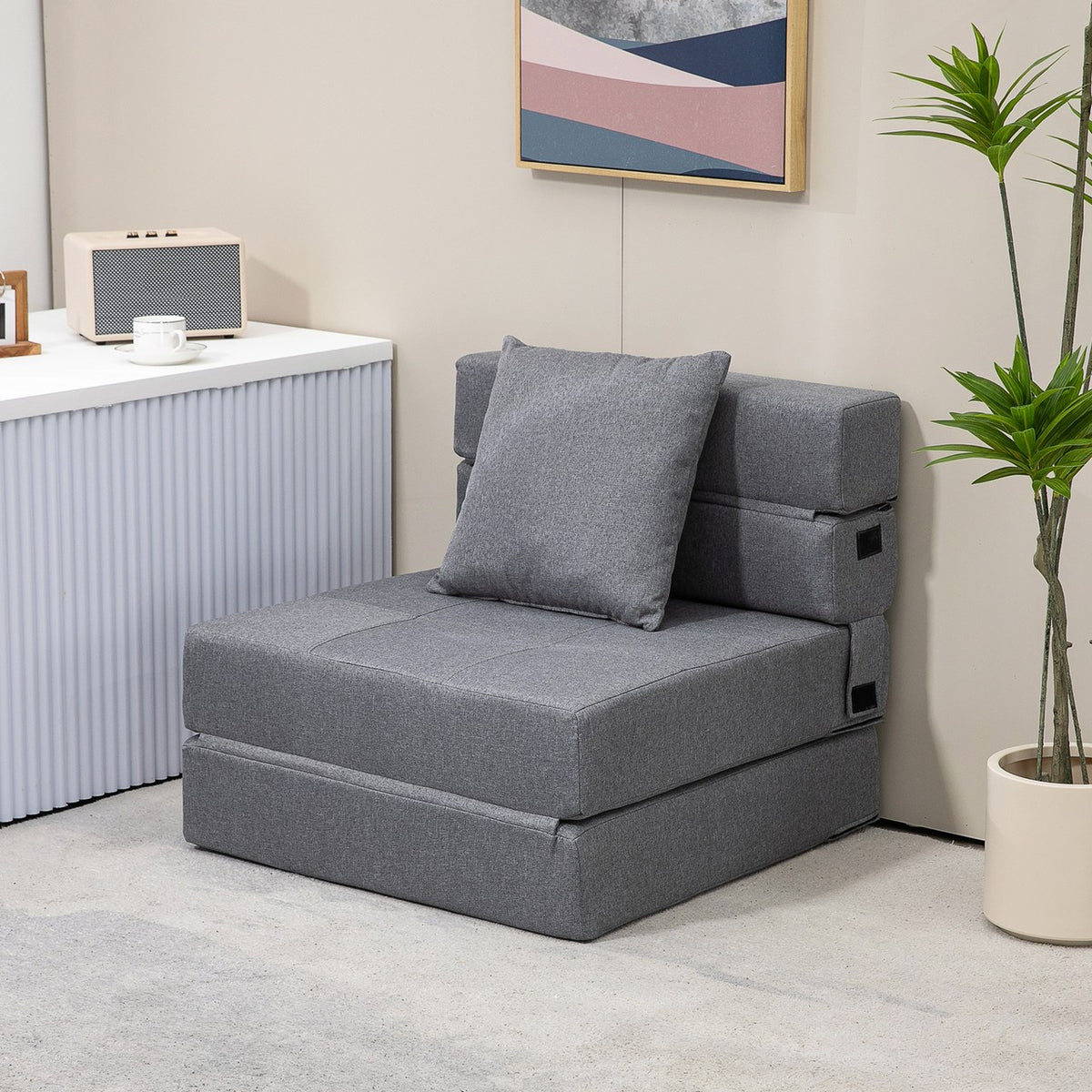 Pétale en Gris galet dans une chambre claire, près d'une plante