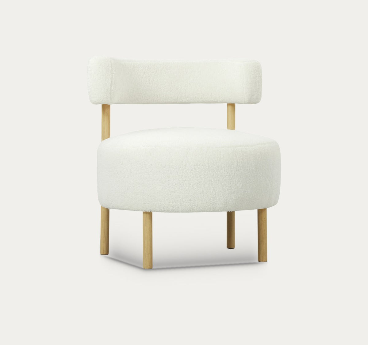 Perle en Crème meringue, fauteuil bouclette rond, sur fond clair