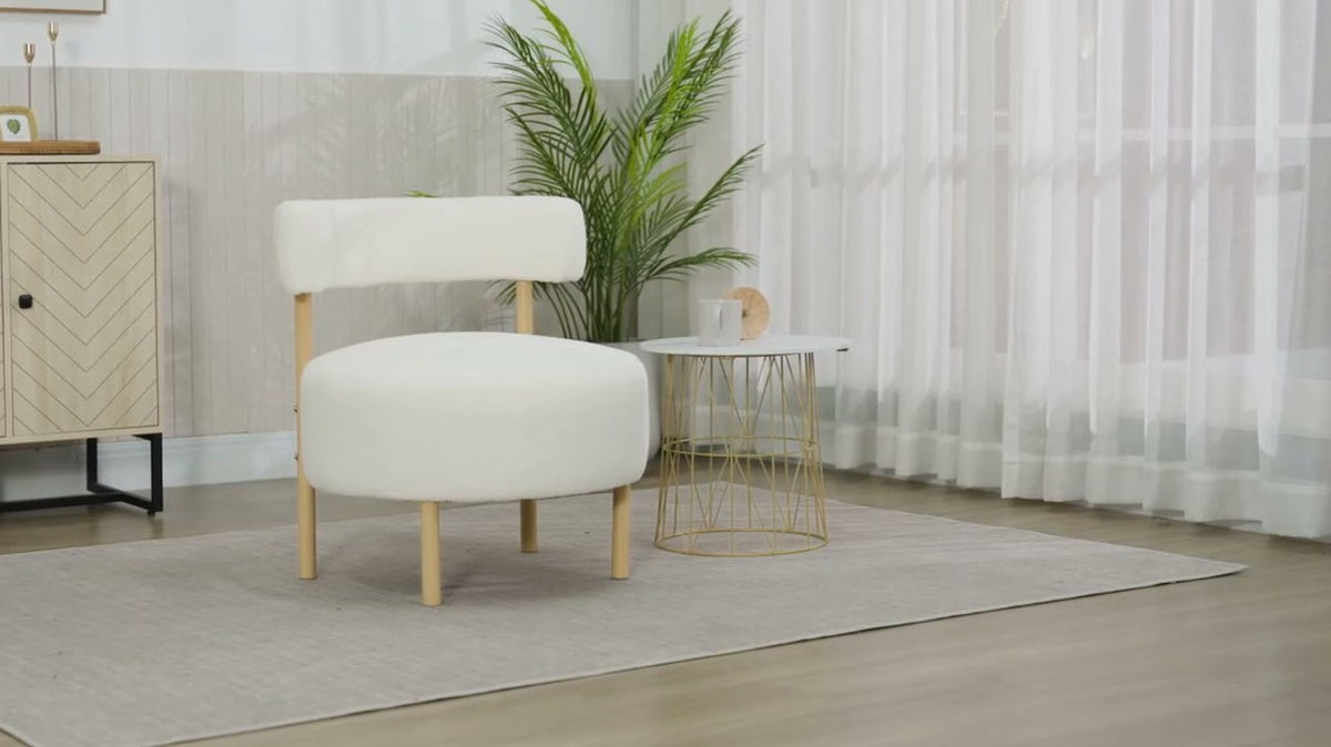 Perle en Crème meringue dans un salon clair, près d'un rideau voile