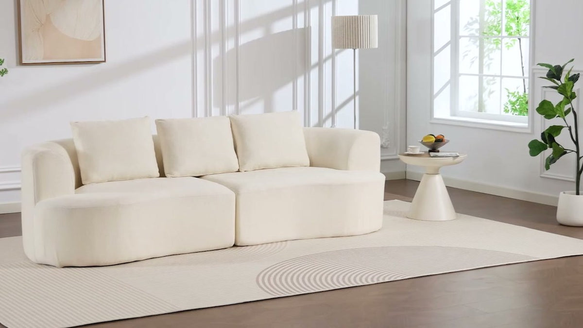 Calanque en Crème lait d'avoine dans un salon blanc, près d'une fenêtre