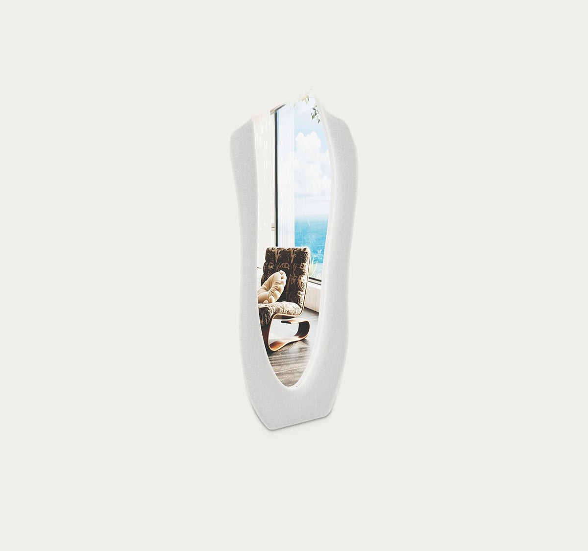 Ninon en Blanc, miroir sur pied ondulé, sur fond clair