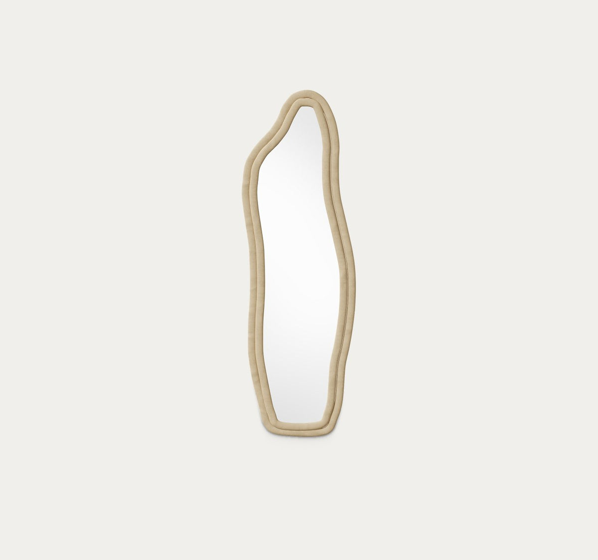 Ninon en Bois clair, miroir sur pied ondulé, sur fond clair
