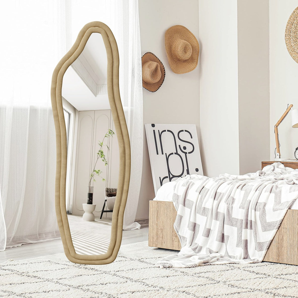 Ninon en Bois clair dans une chambre claire