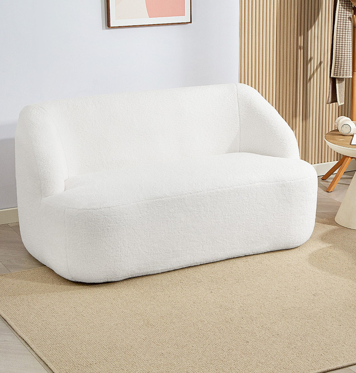Flocon en Crème guimauve dans une pièce claire, sur un tapis beige