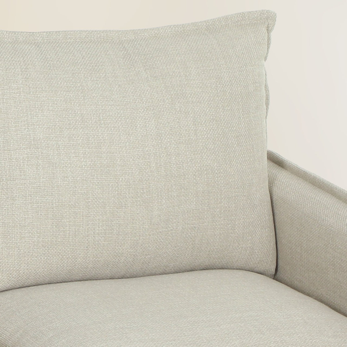 Détail du tissu effet lin blanc crème d'un coussin de Cocon