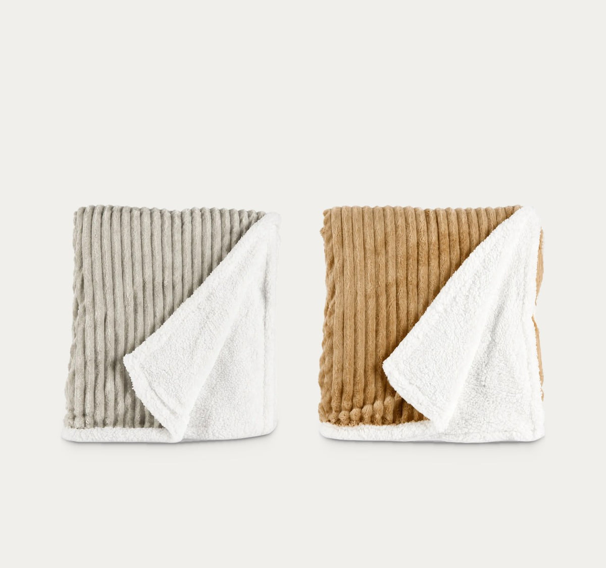 Les deux plaids côte à côte sur fond clair, gris clair et caramel