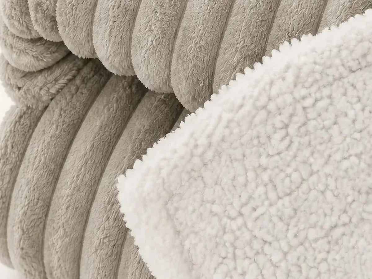 Détail du velours côtelé gris clair et du sherpa blanc du plaid