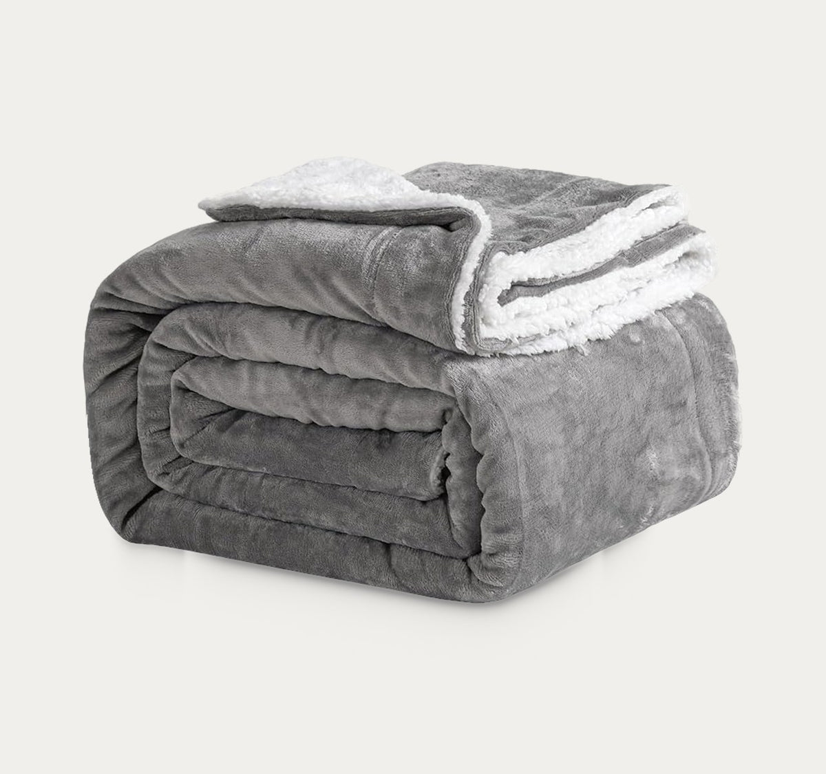 Céleste en Gris clair, plaid plié, un coin sherpa retourné, sur fond clair