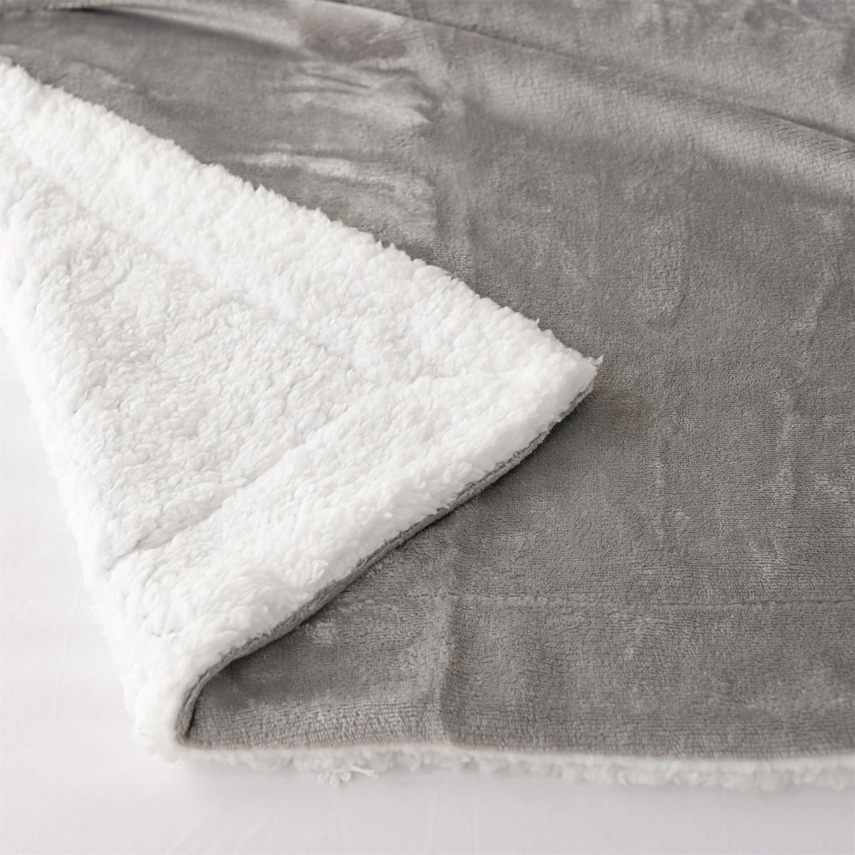 Détail de la flanelle grise et du sherpa blanc de Céleste