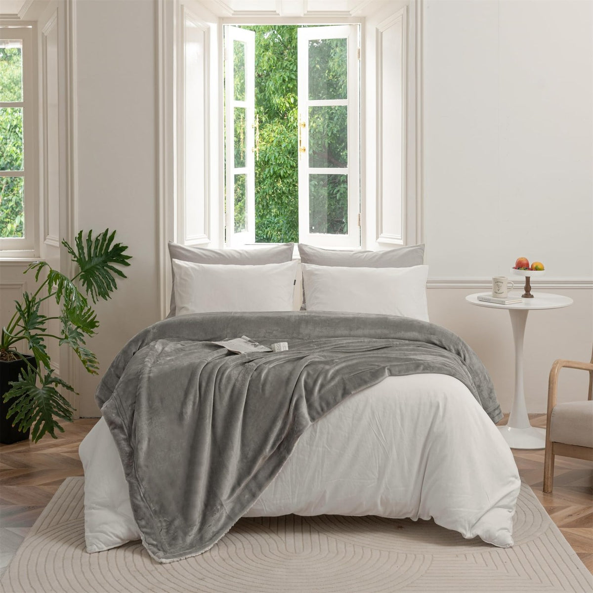 Céleste en Gris clair sur un lit