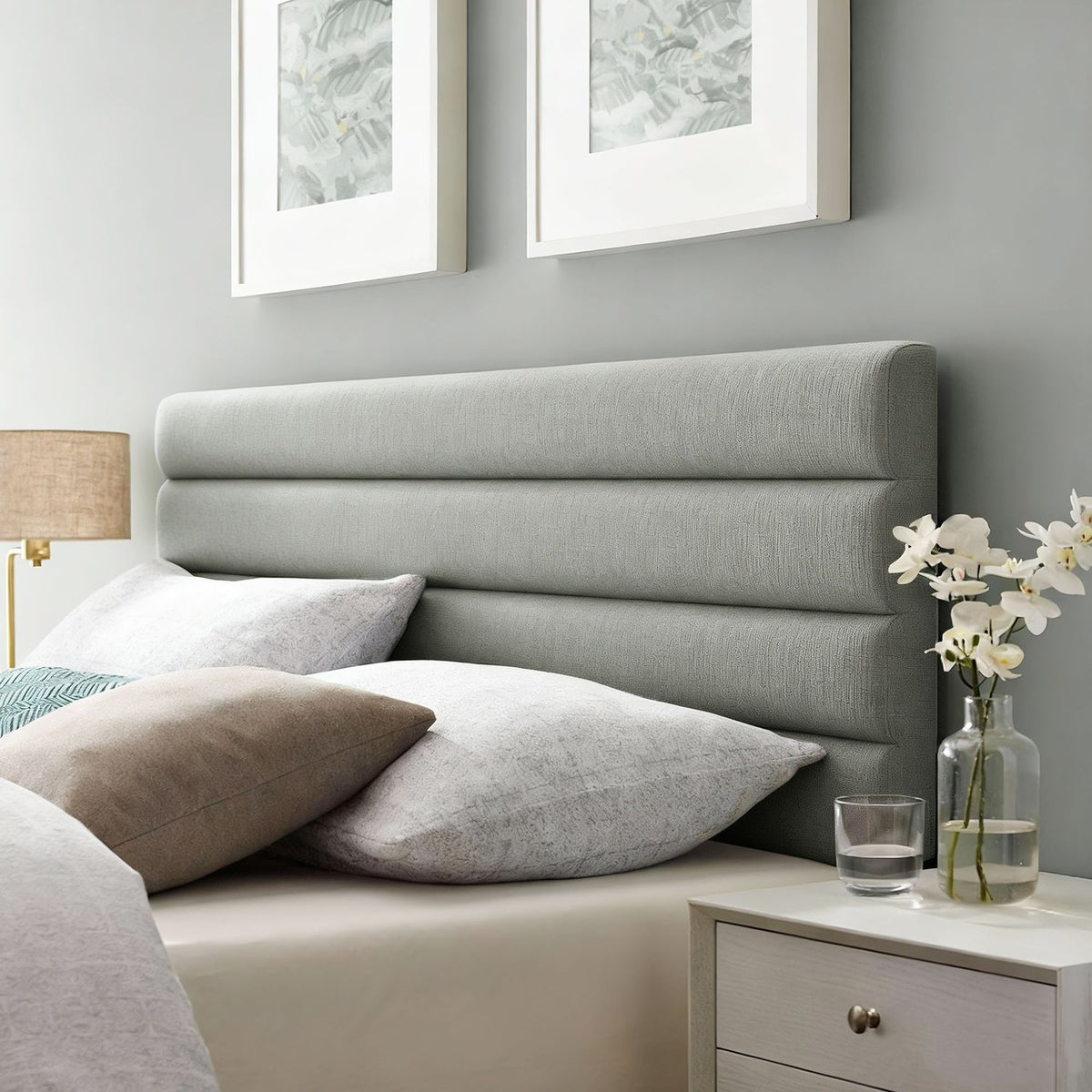 Strate en Gris perle derrière un lit, dans une chambre