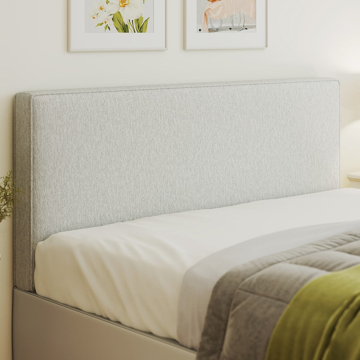 Halo en Crème au-dessus d’un lit, dans une chambre claire